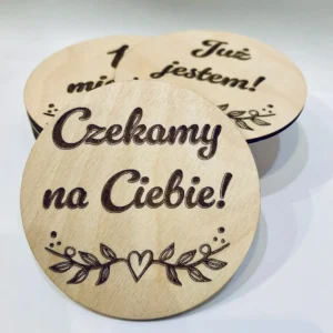 Drewniane tabliczki do sesji zdjęciowych dziecka – "Czekamy na Ciebie, Już jestem"